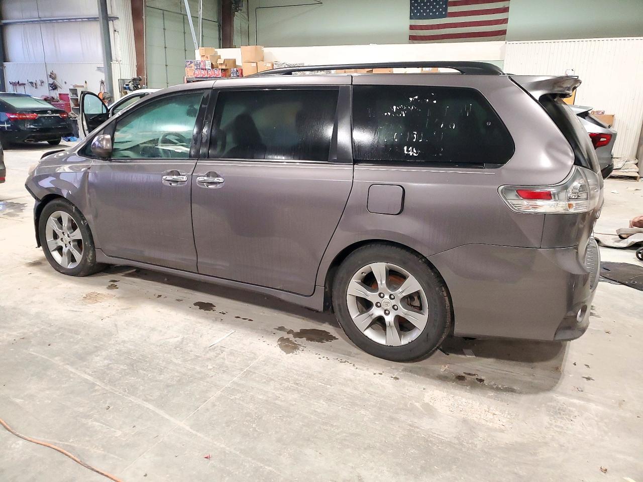 2014 Toyota Sienna Se 8-Passenger - Фото 2