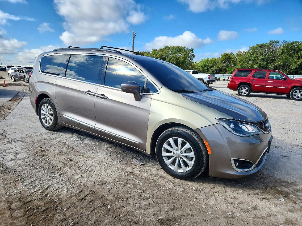 2017 Chrysler Pacifica Touring L - Image 4