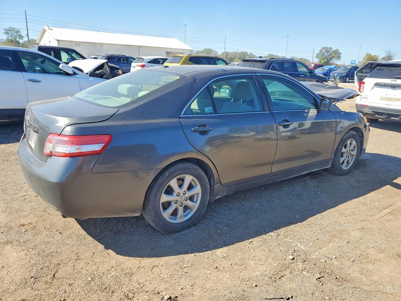 2011 Toyota Camry Le - Фото 3