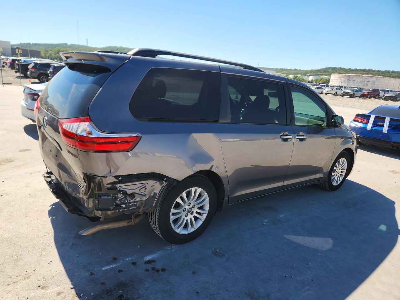 2015 Toyota Sienna Xle 8-Passenger - Фото 3