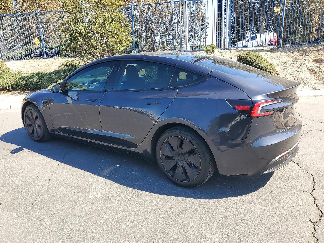 2024 Tesla Model 3 - Фото 2