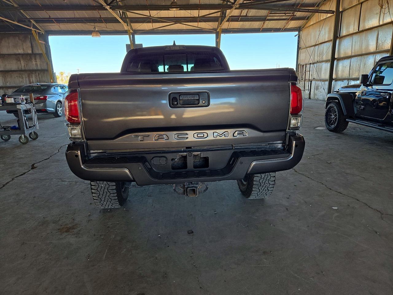 2018 Toyota Tacoma Trd Off-Road - Image 6