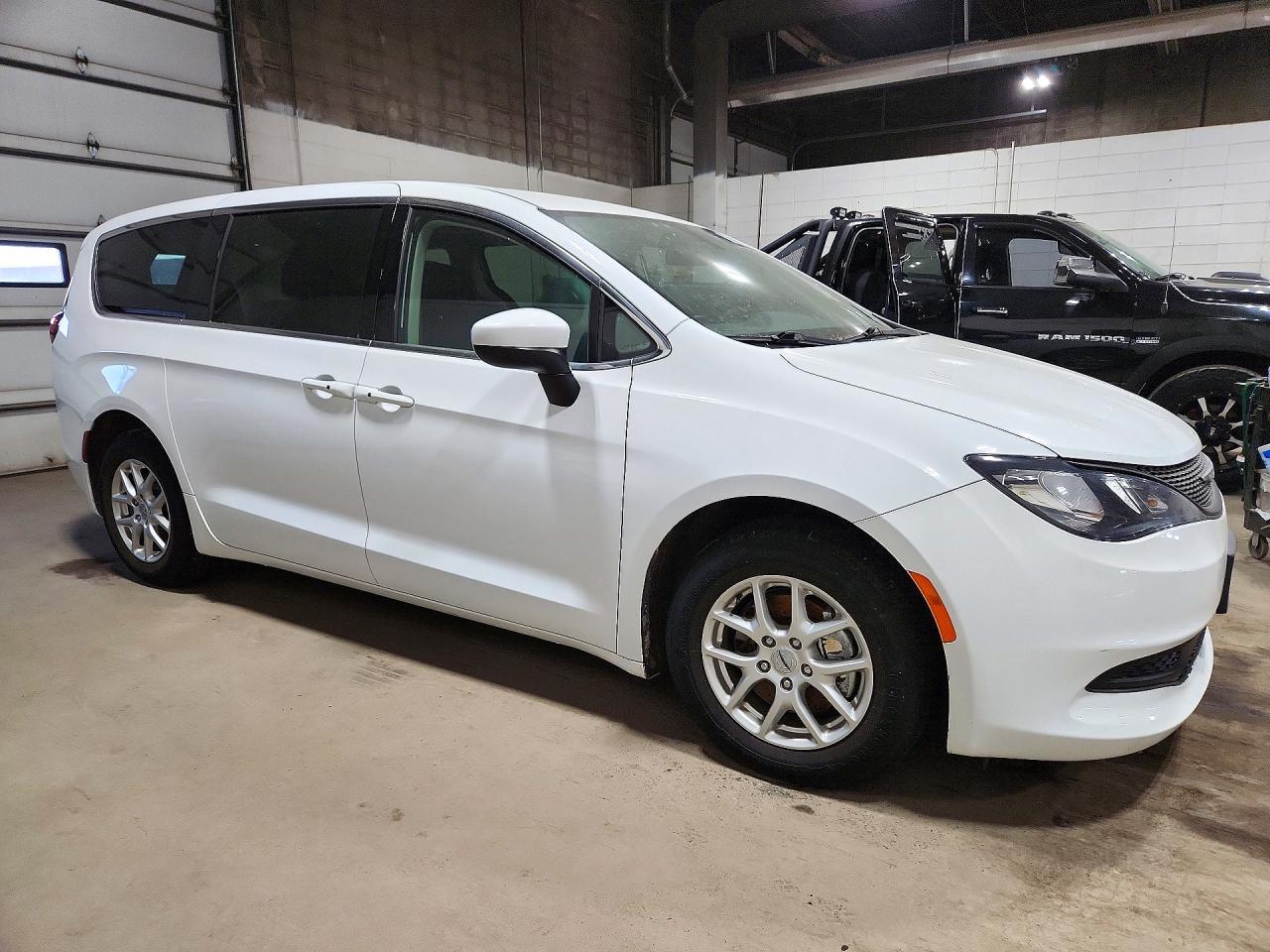 2022 Chrysler Voyager Lx - Фото 4