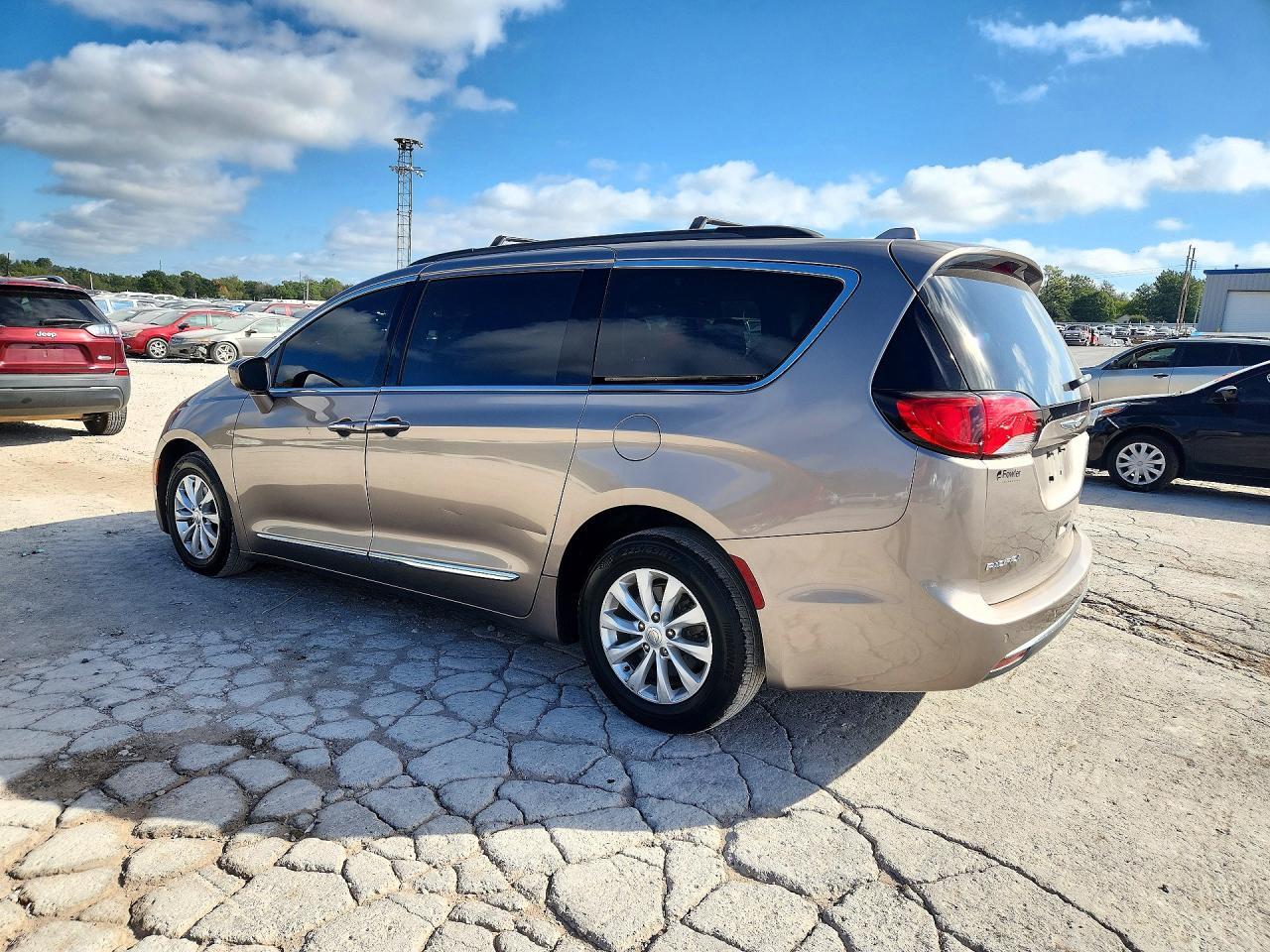 2017 Chrysler Pacifica Touring L - Image 2