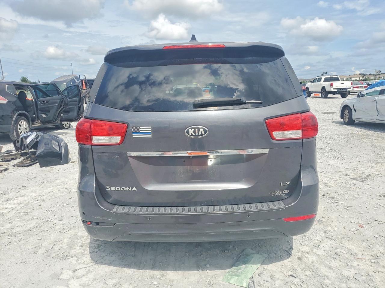 2017 Kia Sedona Lx - Фото 6