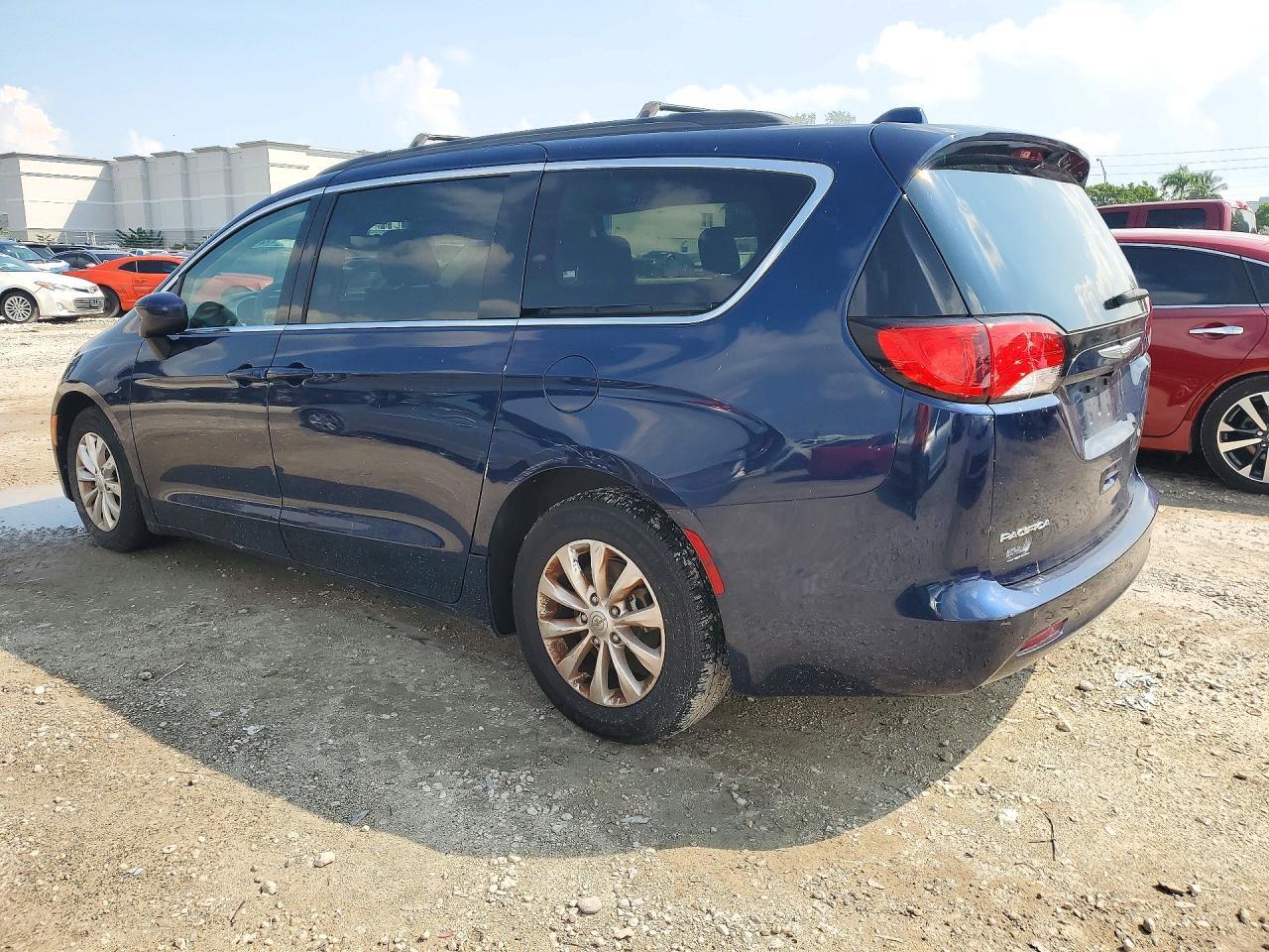 2017 Chrysler Pacifica Touring - Image 2