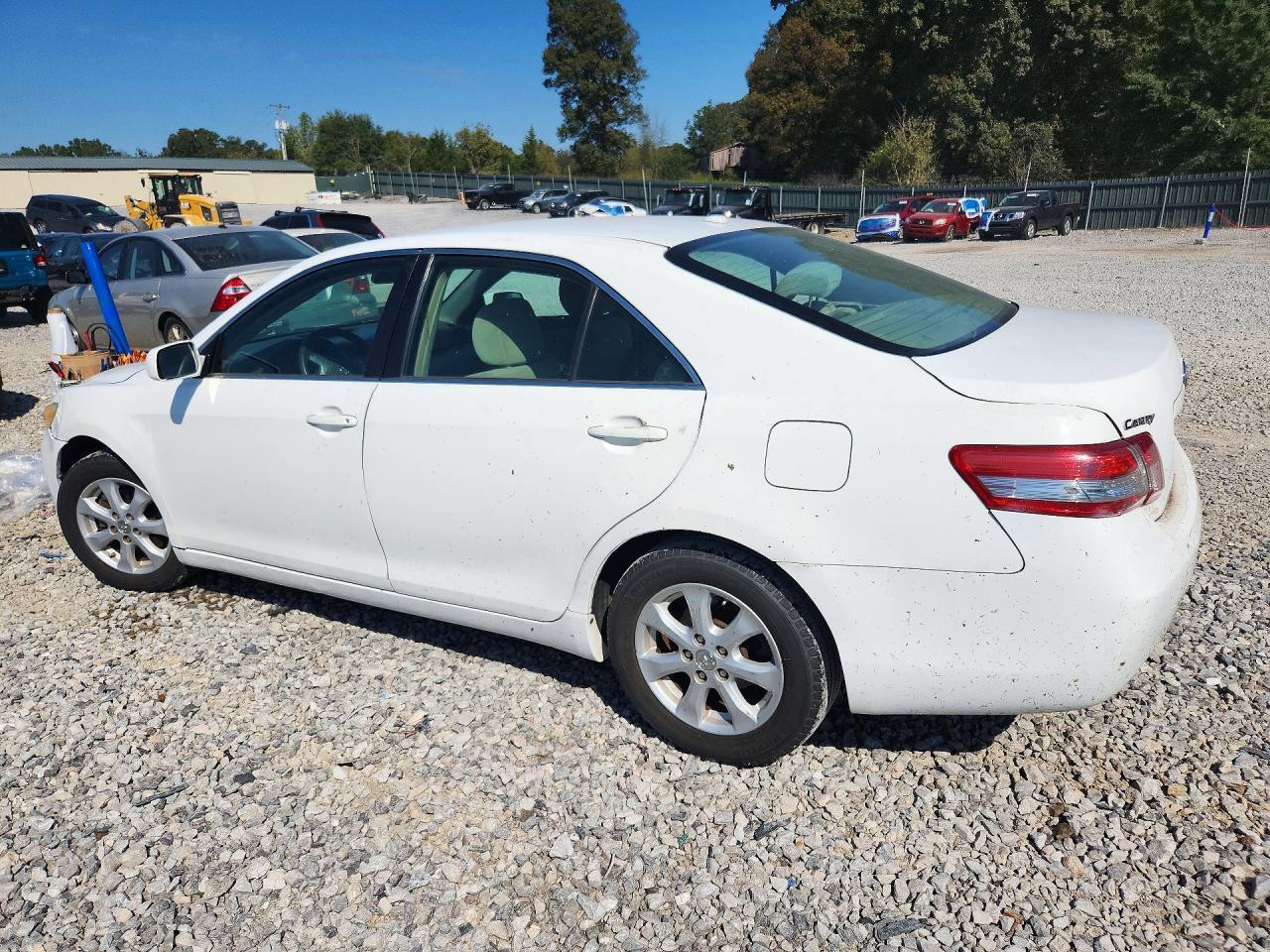 2010 Toyota Camry Le - Фото 2