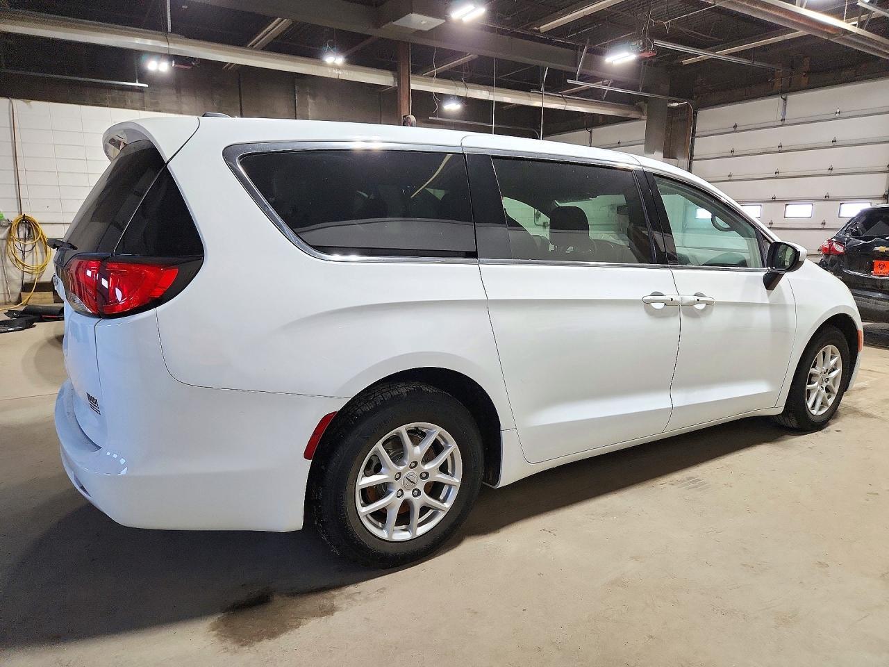 2022 Chrysler Voyager Lx - Фото 3