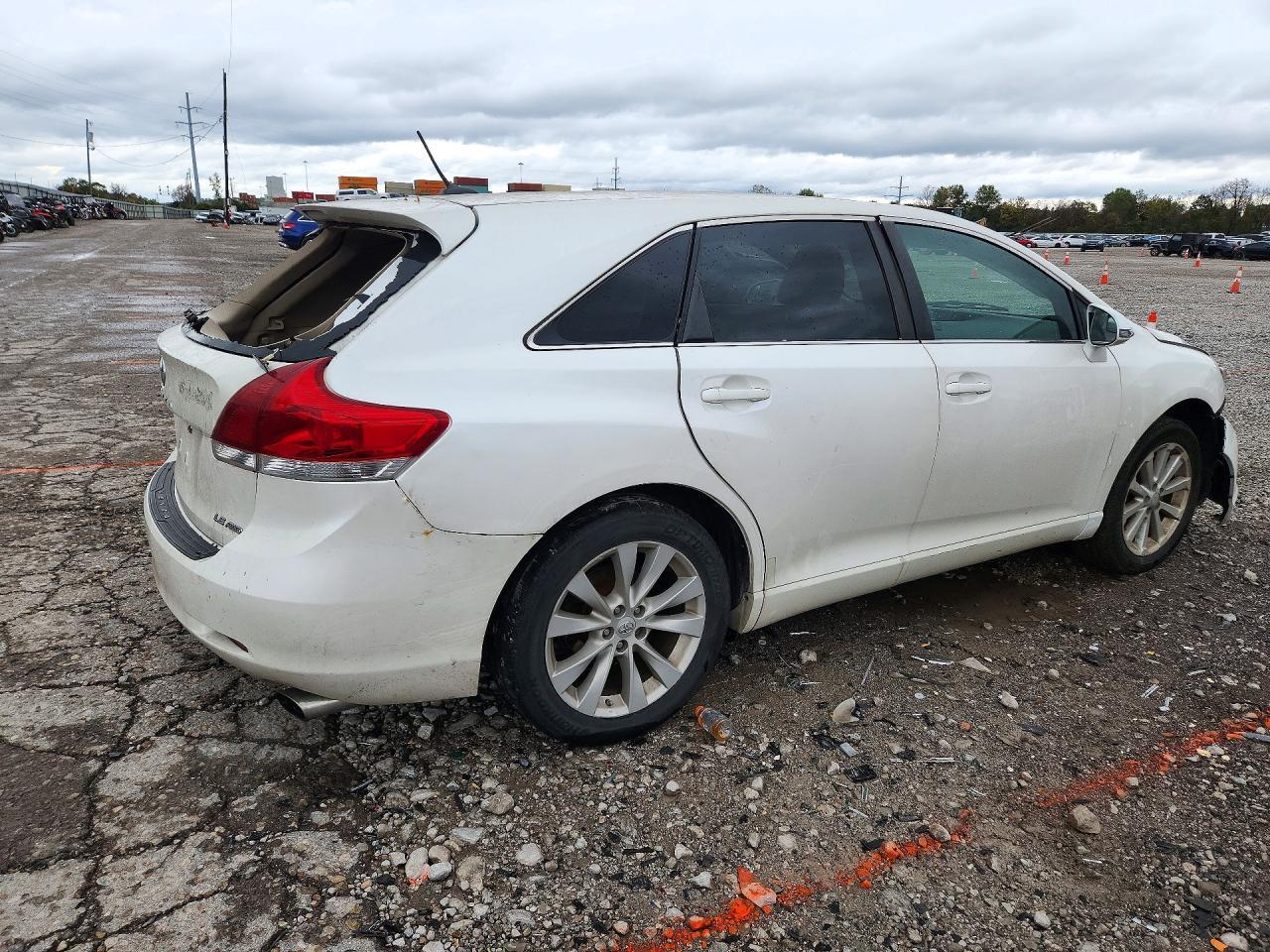 2015 Toyota Venza Le - Image 3