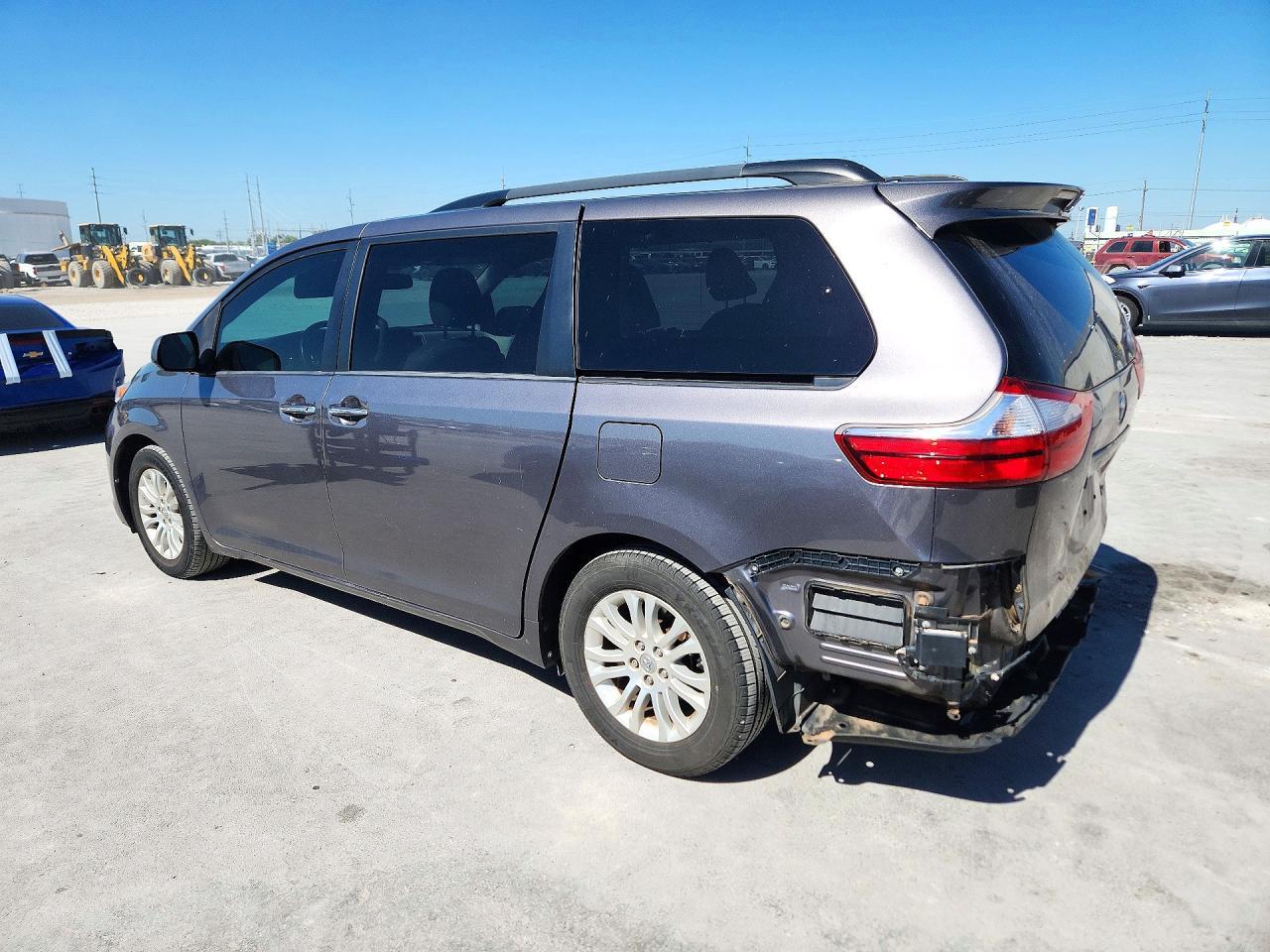 2015 Toyota Sienna Xle 8-Passenger - Фото 2