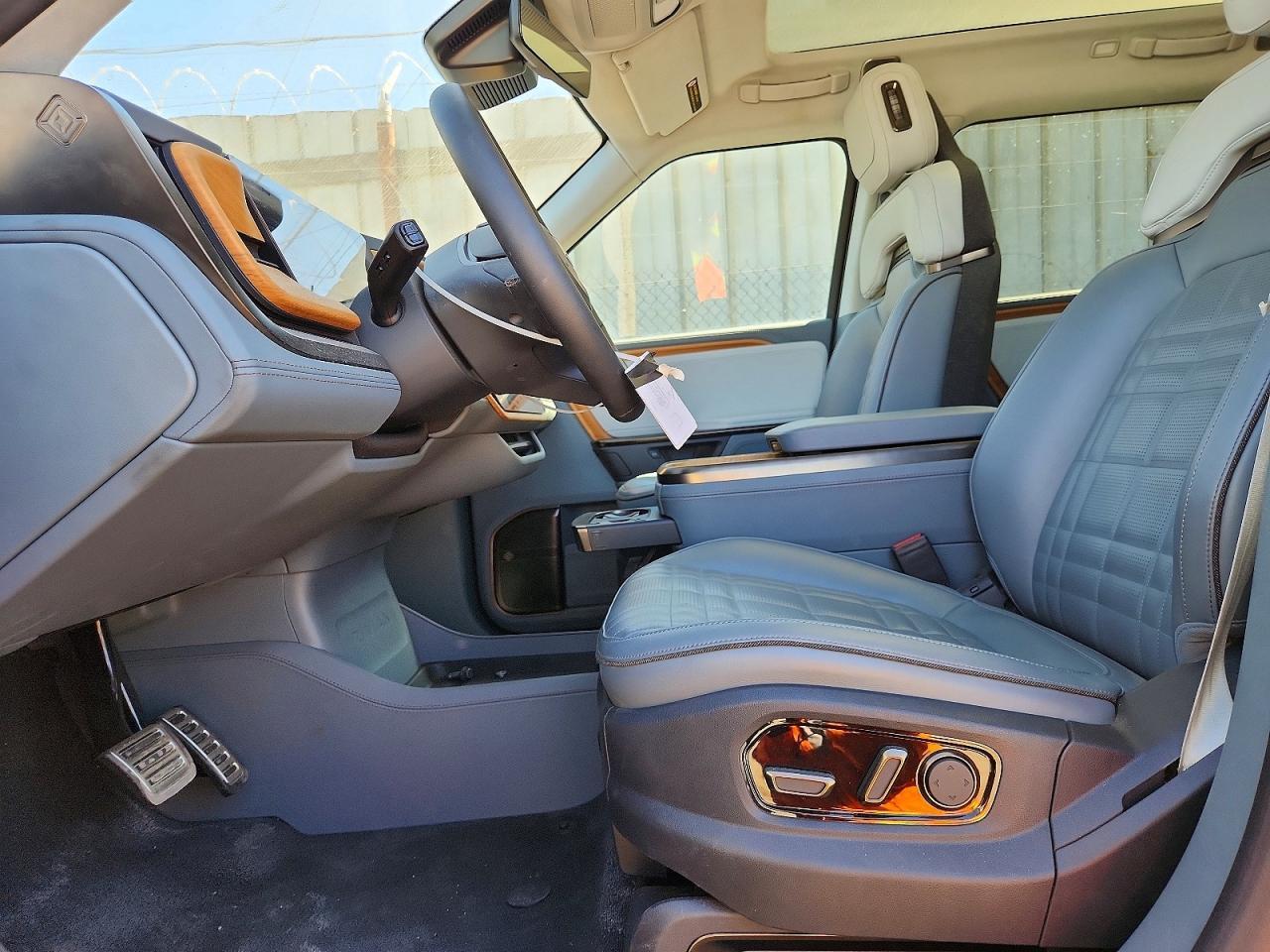 2025 Rivian R1S Premium - Image 7