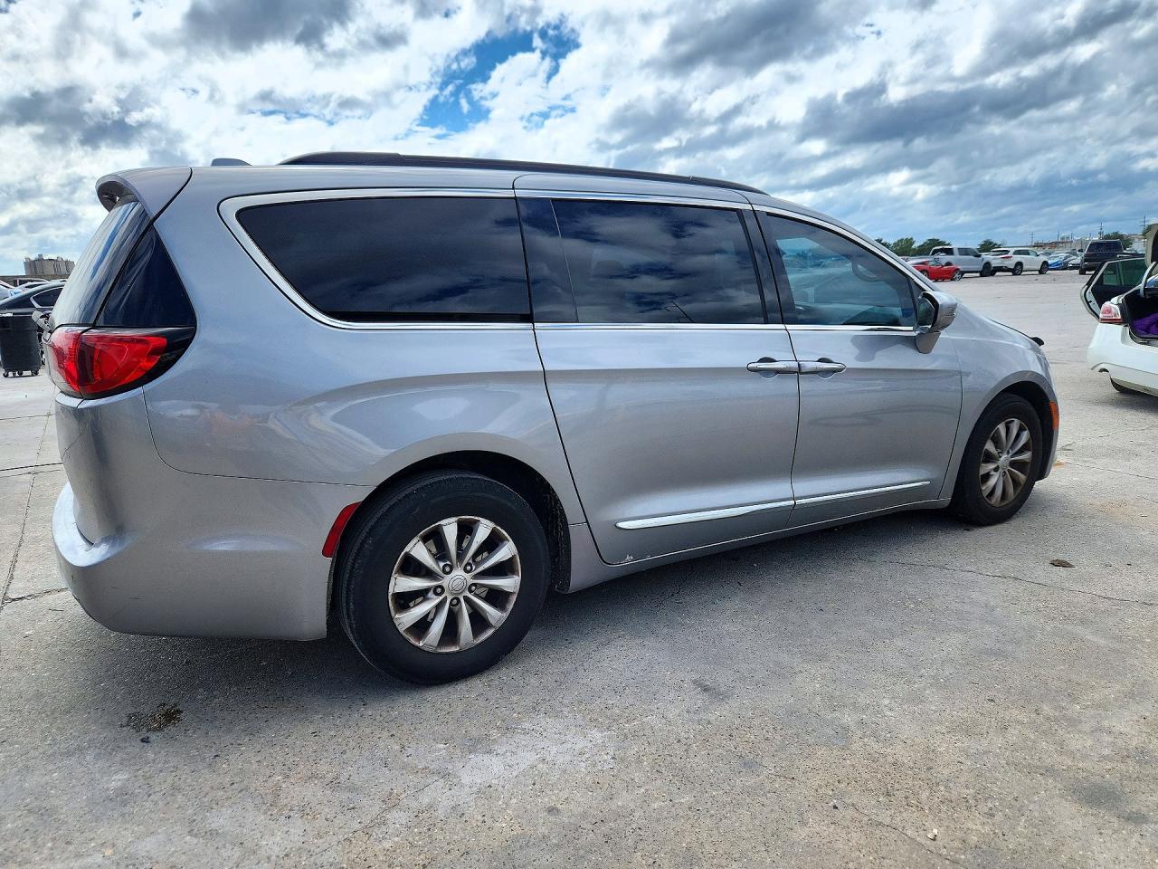 2017 Chrysler Pacifica Touring L - Image 3