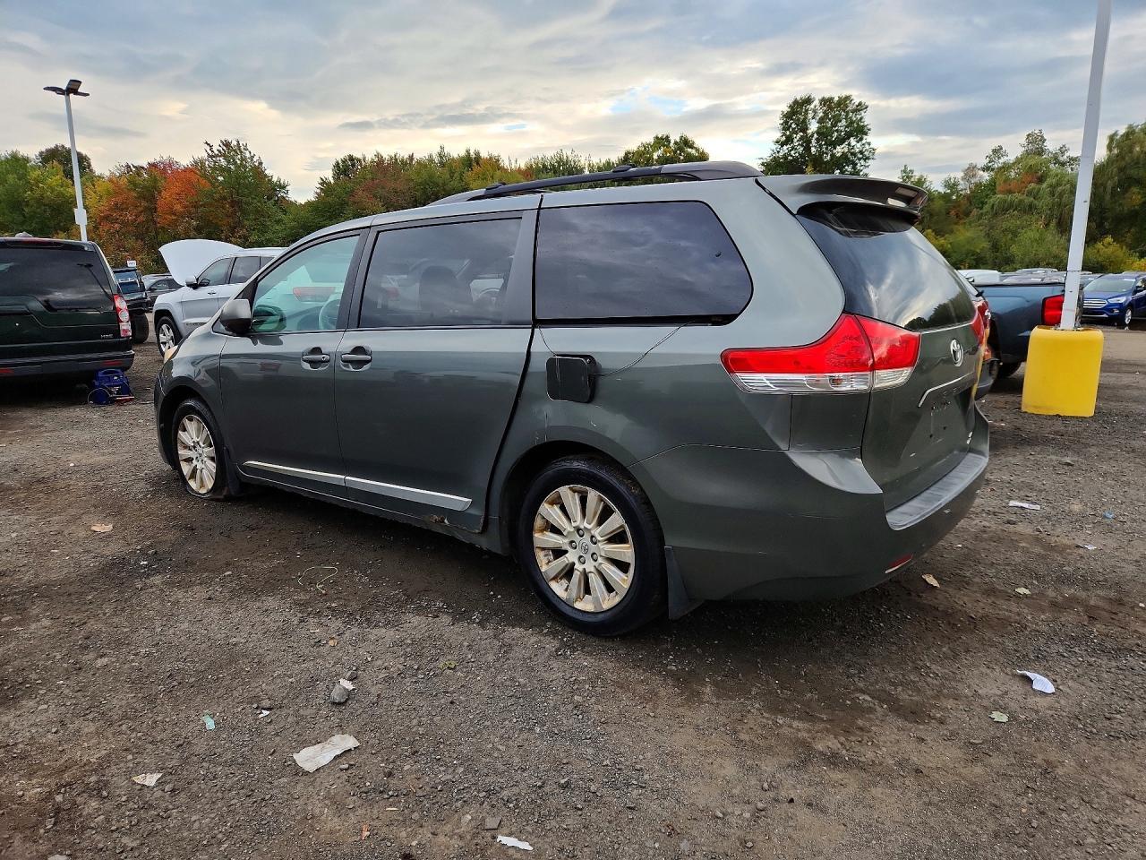 2013 Toyota Sienna Le 7-Passenger - Фото 2