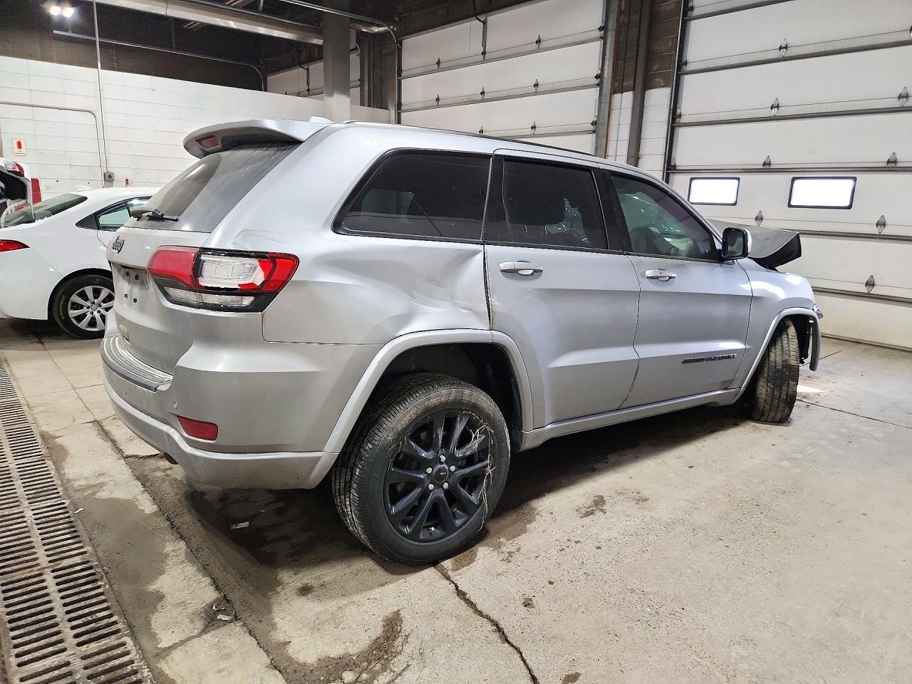 2019 Jeep Grand Cherokee Laredo - Image 3