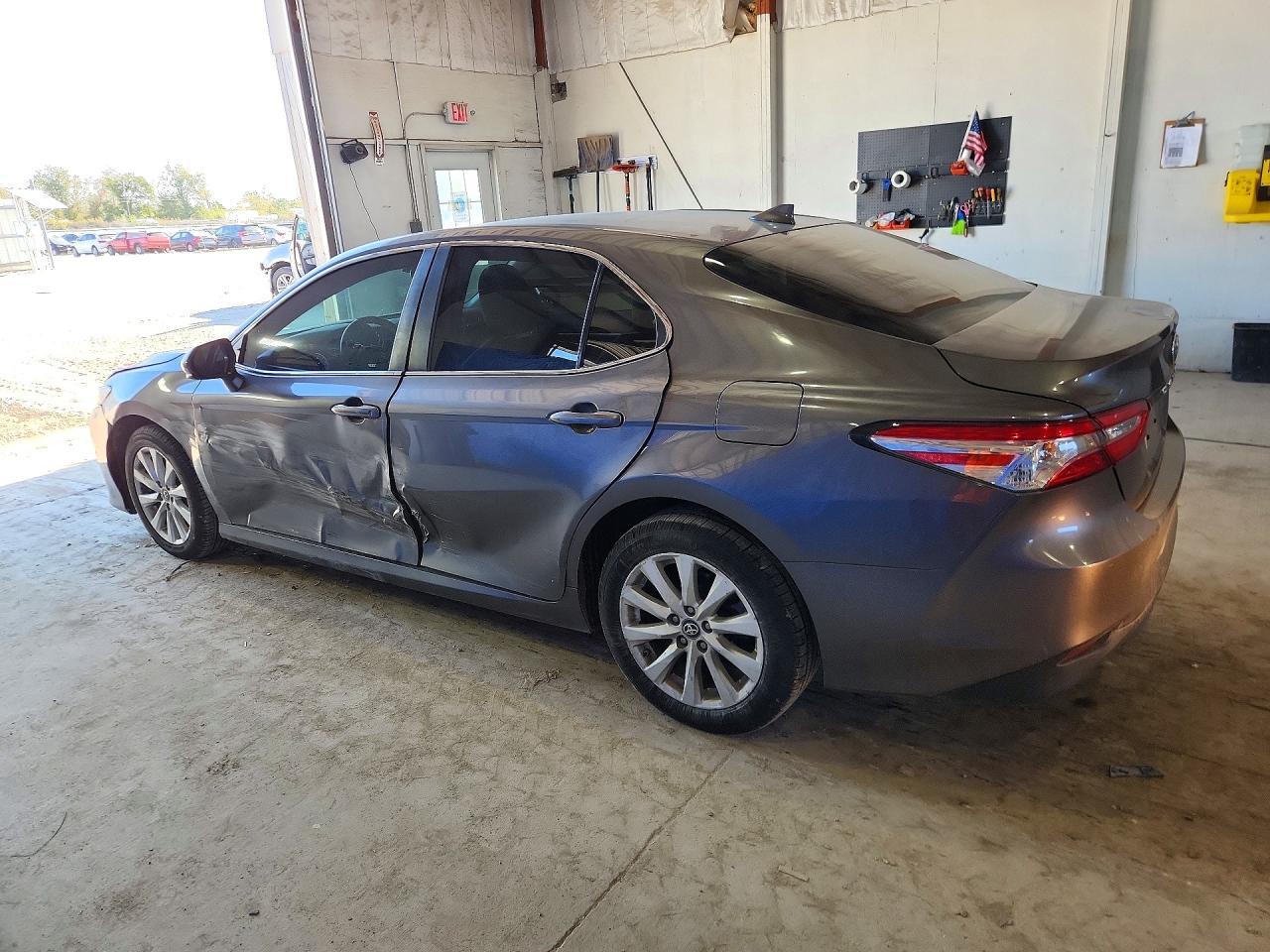 2019 Toyota Camry Le - Фото 2
