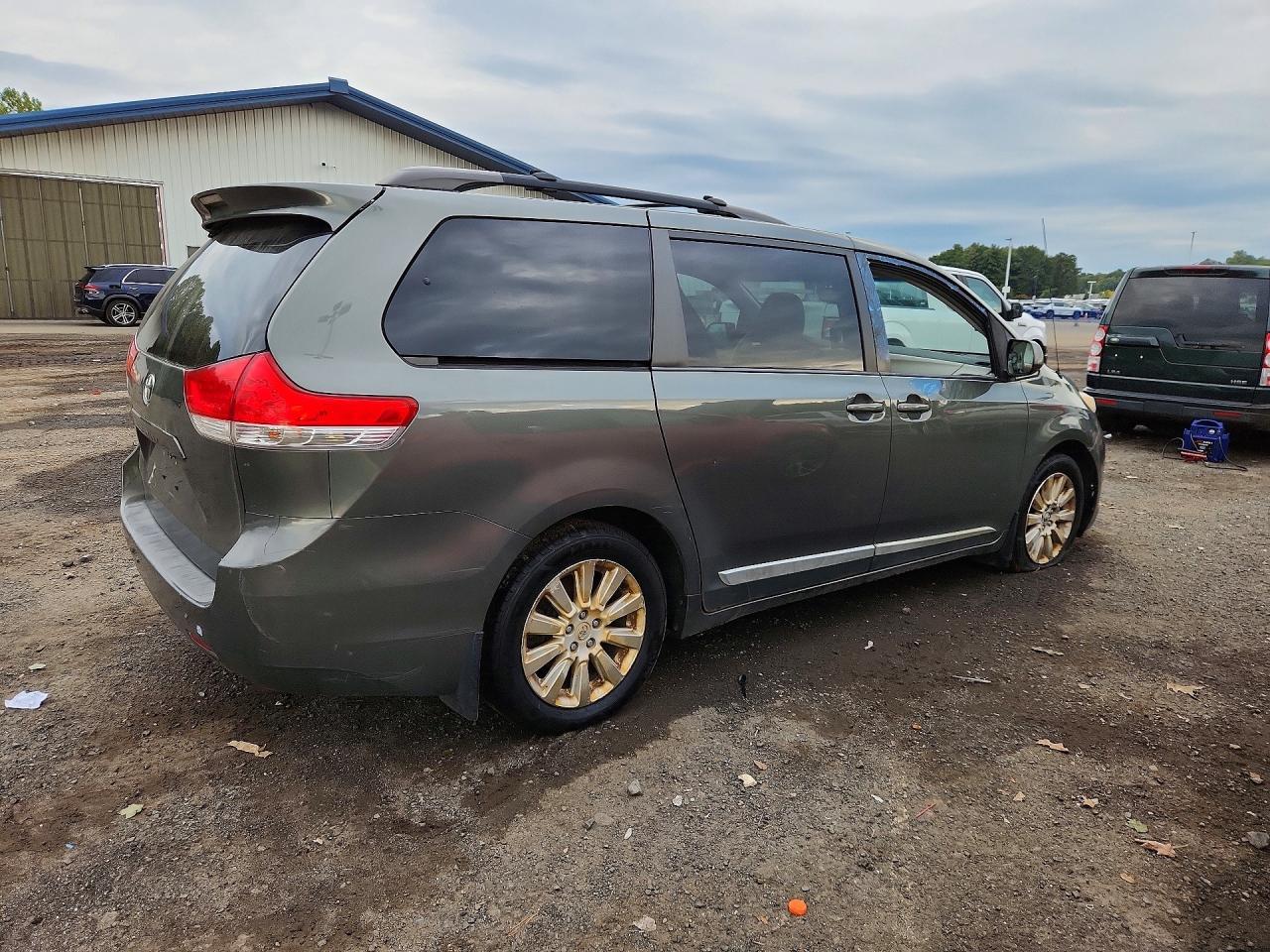 2013 Toyota Sienna Le 7-Passenger - Фото 3