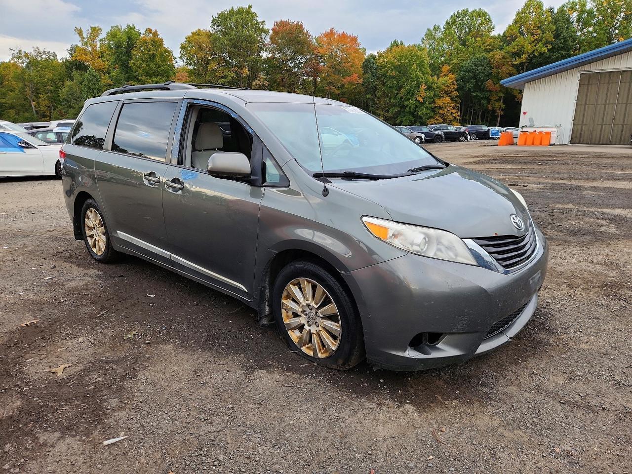 2013 Toyota Sienna Le 7-Passenger - Фото 4