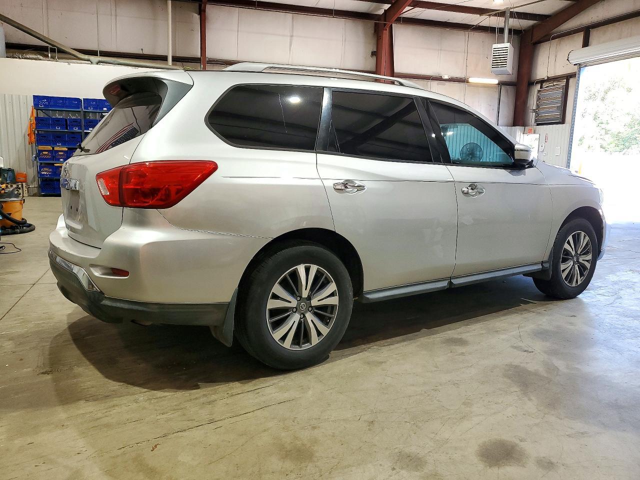 2017 Nissan Pathfinder S - Image 3