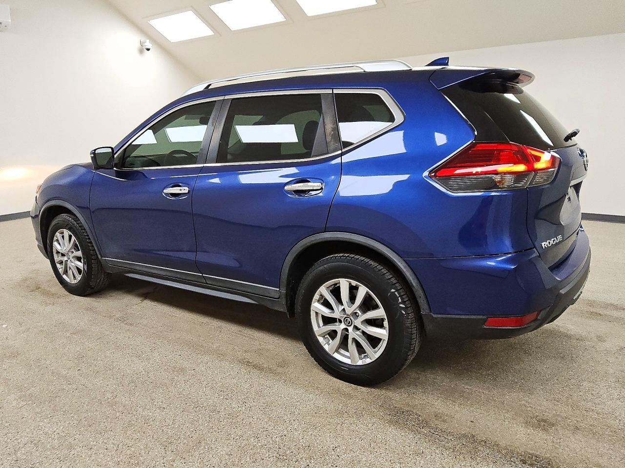 2017 Nissan Rogue Sv - Image 2