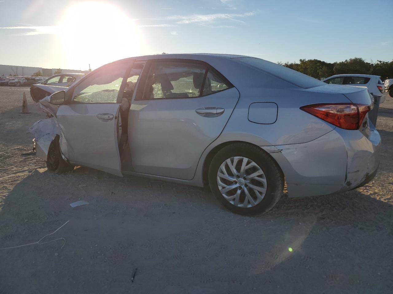 2019 Toyota Corolla L - Фото 2