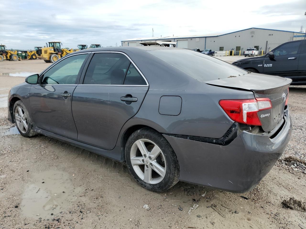 2013 Toyota Camry L - Фото 2