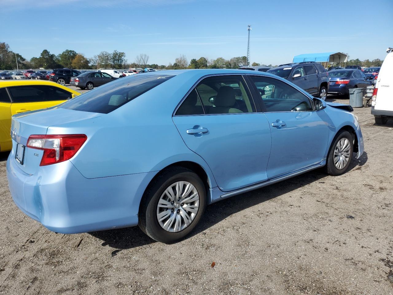 2012 Toyota Camry Base - Фото 3
