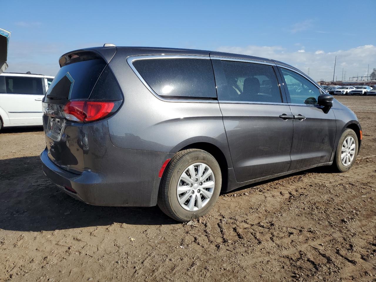 2021 Chrysler Voyager L - Фото 3