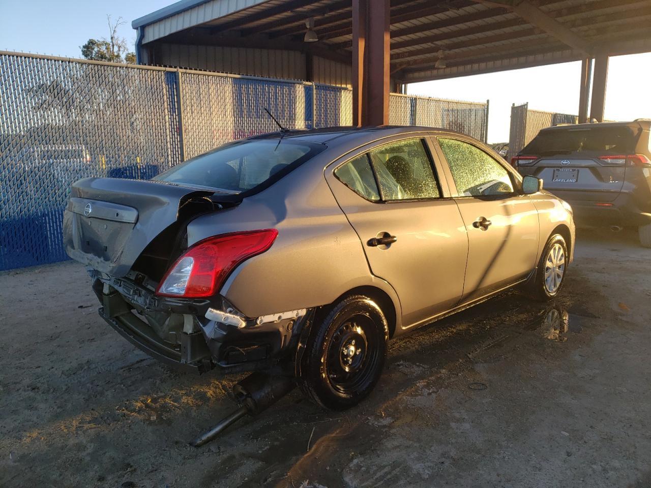 2016 Nissan Versa S - Фото 3