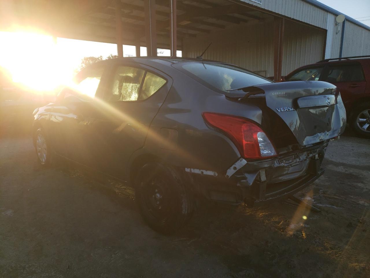 2016 Nissan Versa S - Фото 2