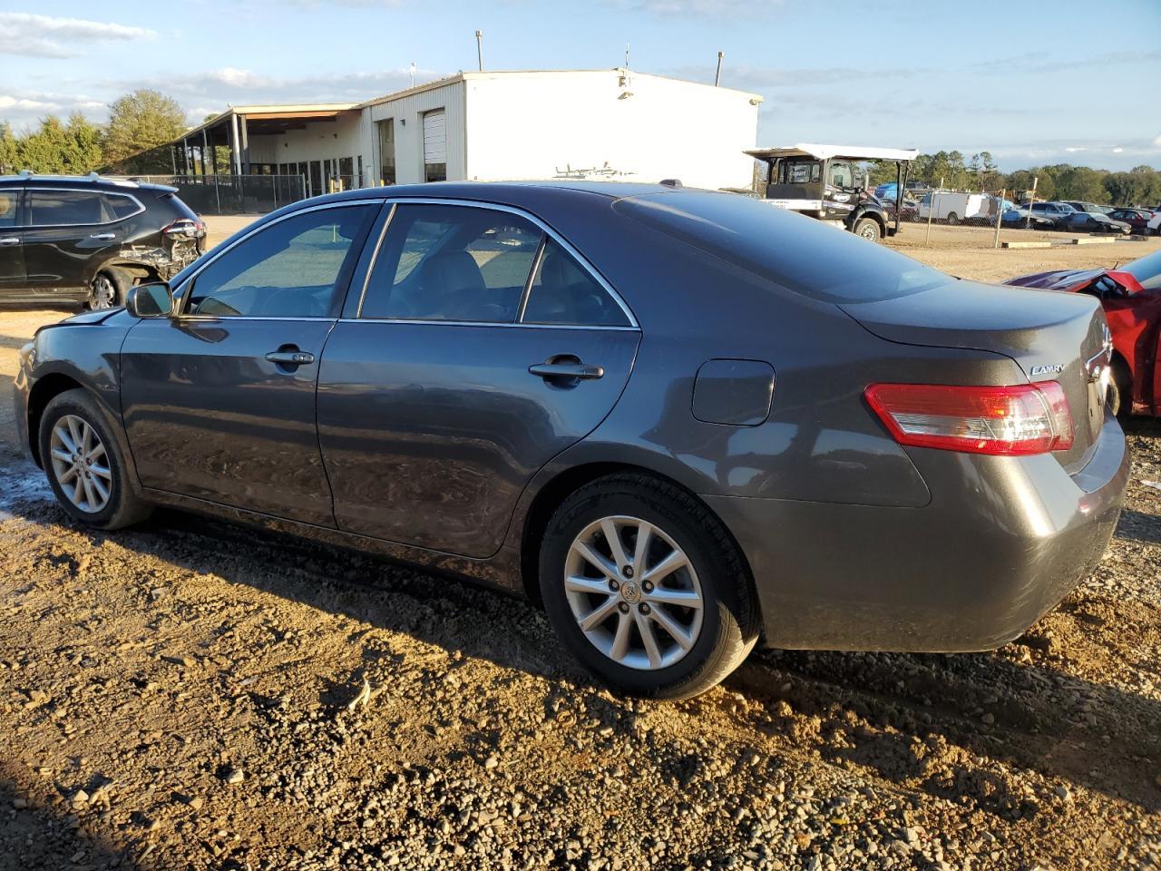 2011 Toyota Camry Base - Фото 2