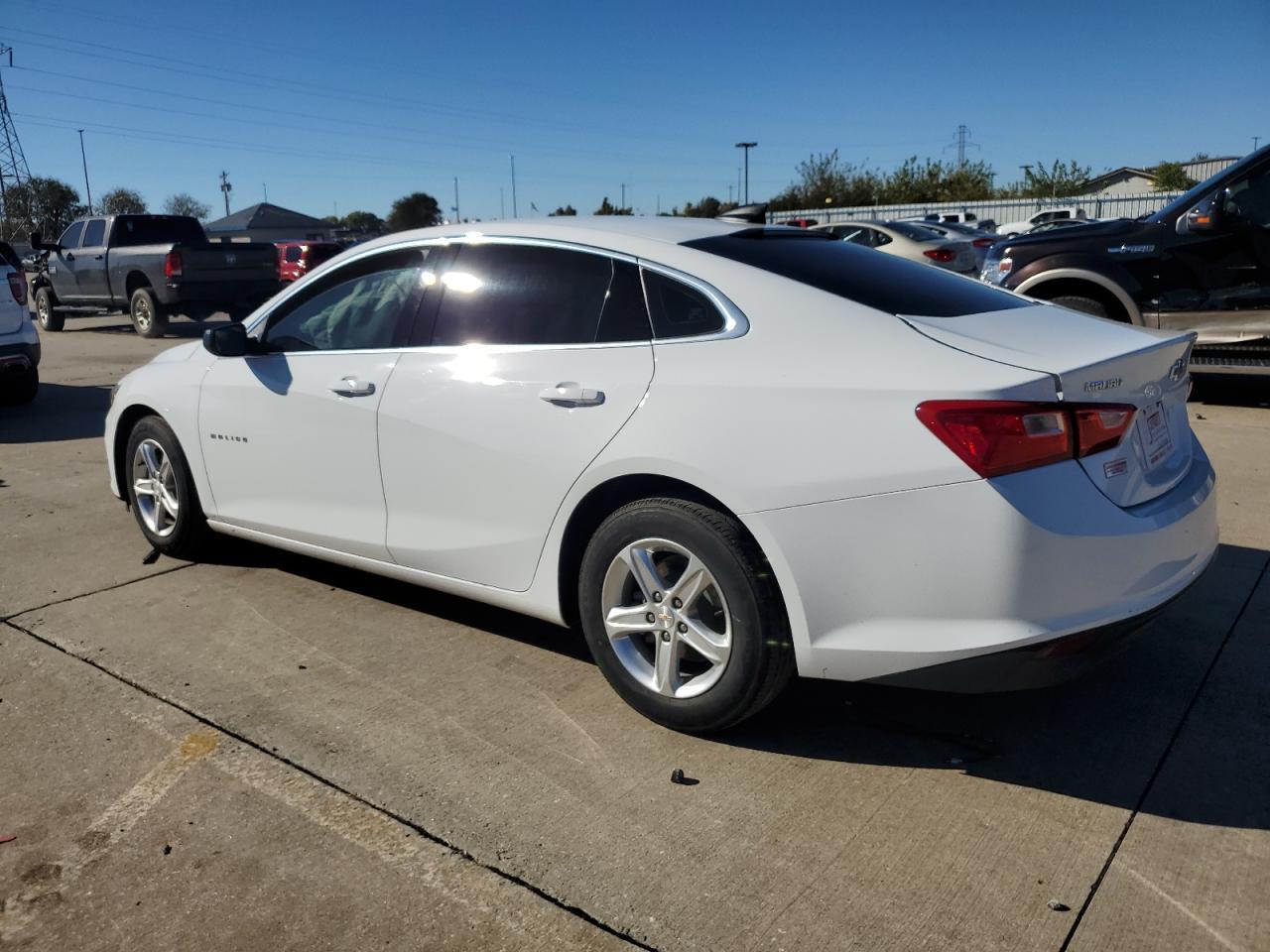 2022 Chevrolet Malibu Ls - Фото 2