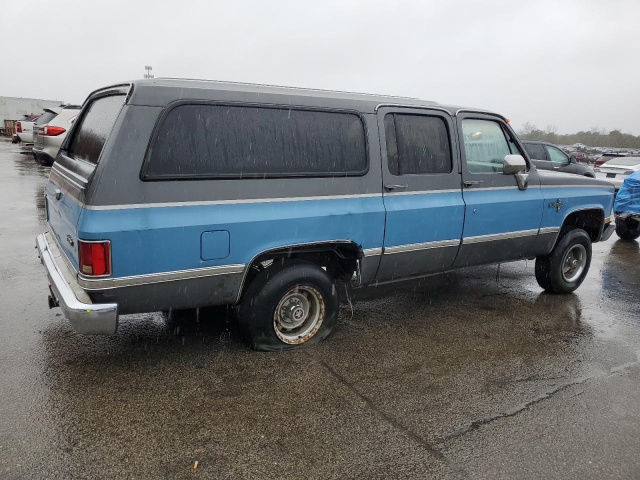 1987 Chevrolet Suburban V10 - Фото 3