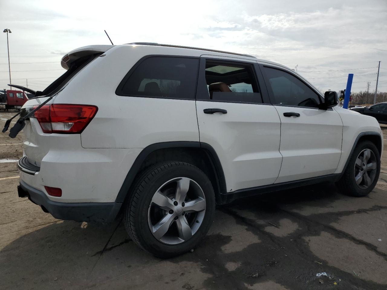 2012 Jeep Grand Cherokee Overland - Image 3