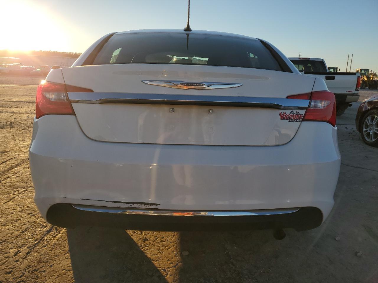 2014 Chrysler 200 Lx - Фото 6