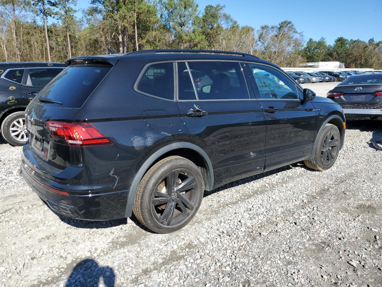 2023 Volkswagen Tiguan Se R-Line Black - Image 3