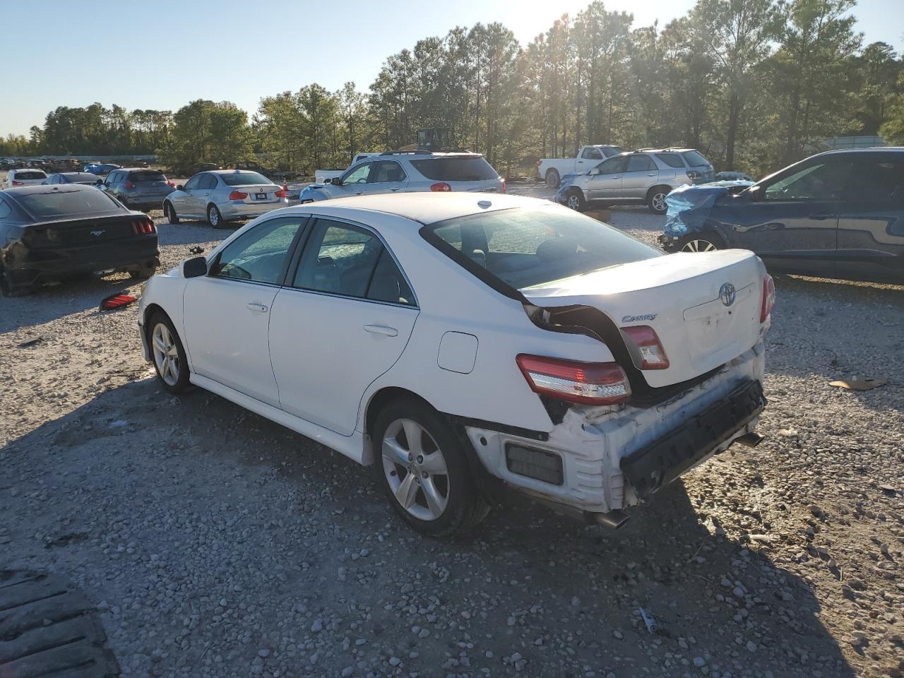 2011 Toyota Camry Base - Фото 2