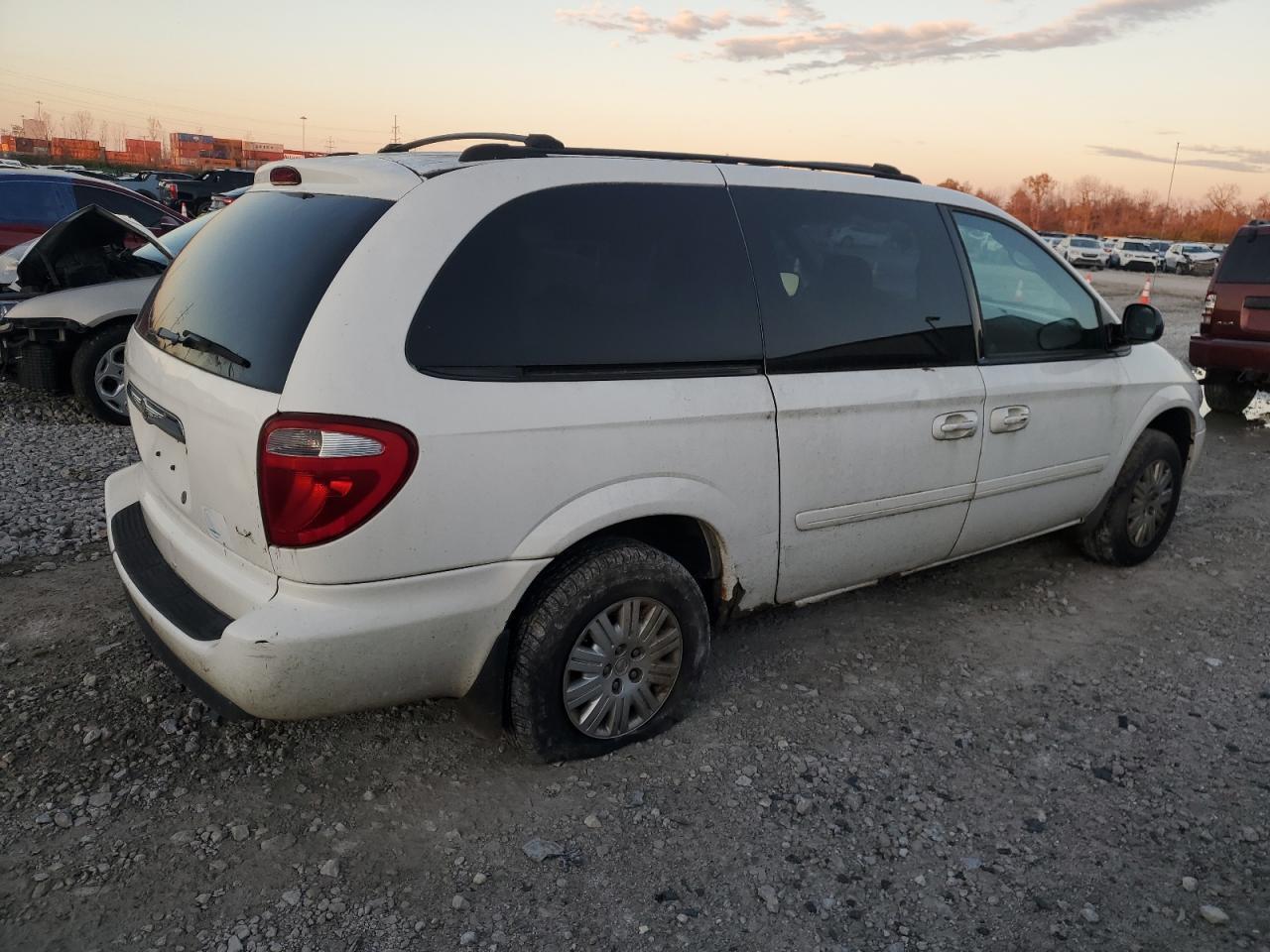 2005 Chrysler Town & Country Lx - Фото 3
