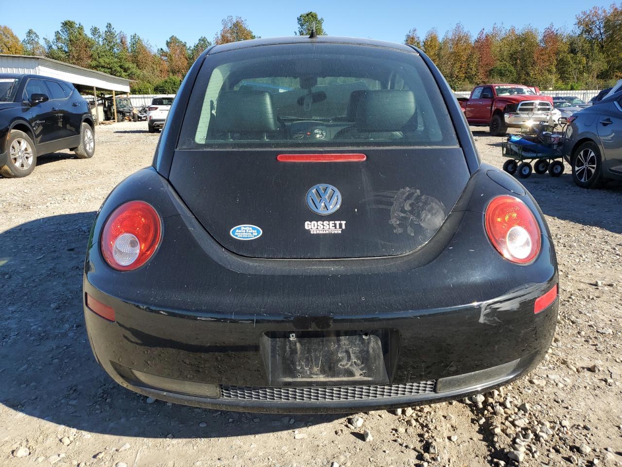 2010 Volkswagen New Beetle - Image 6