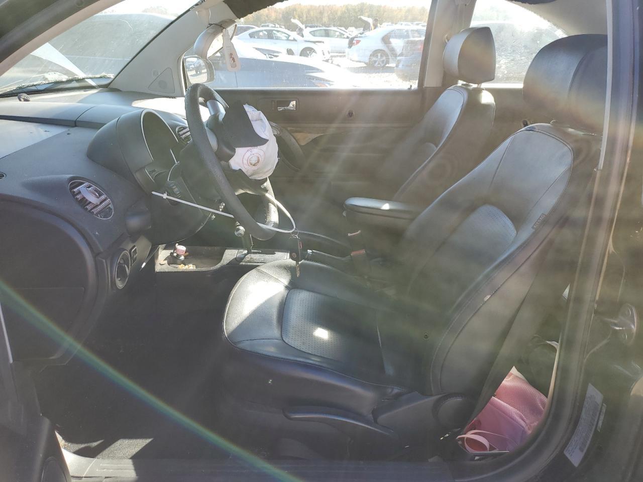 2010 Volkswagen New Beetle - Image 7