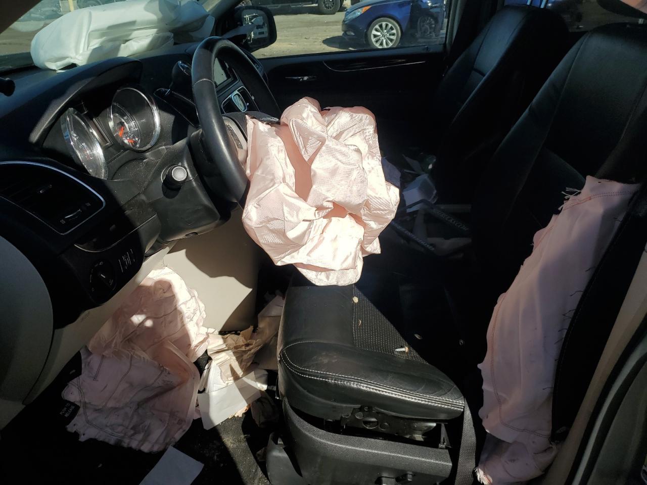 2016 Chrysler Town & Country Touring - Image 7