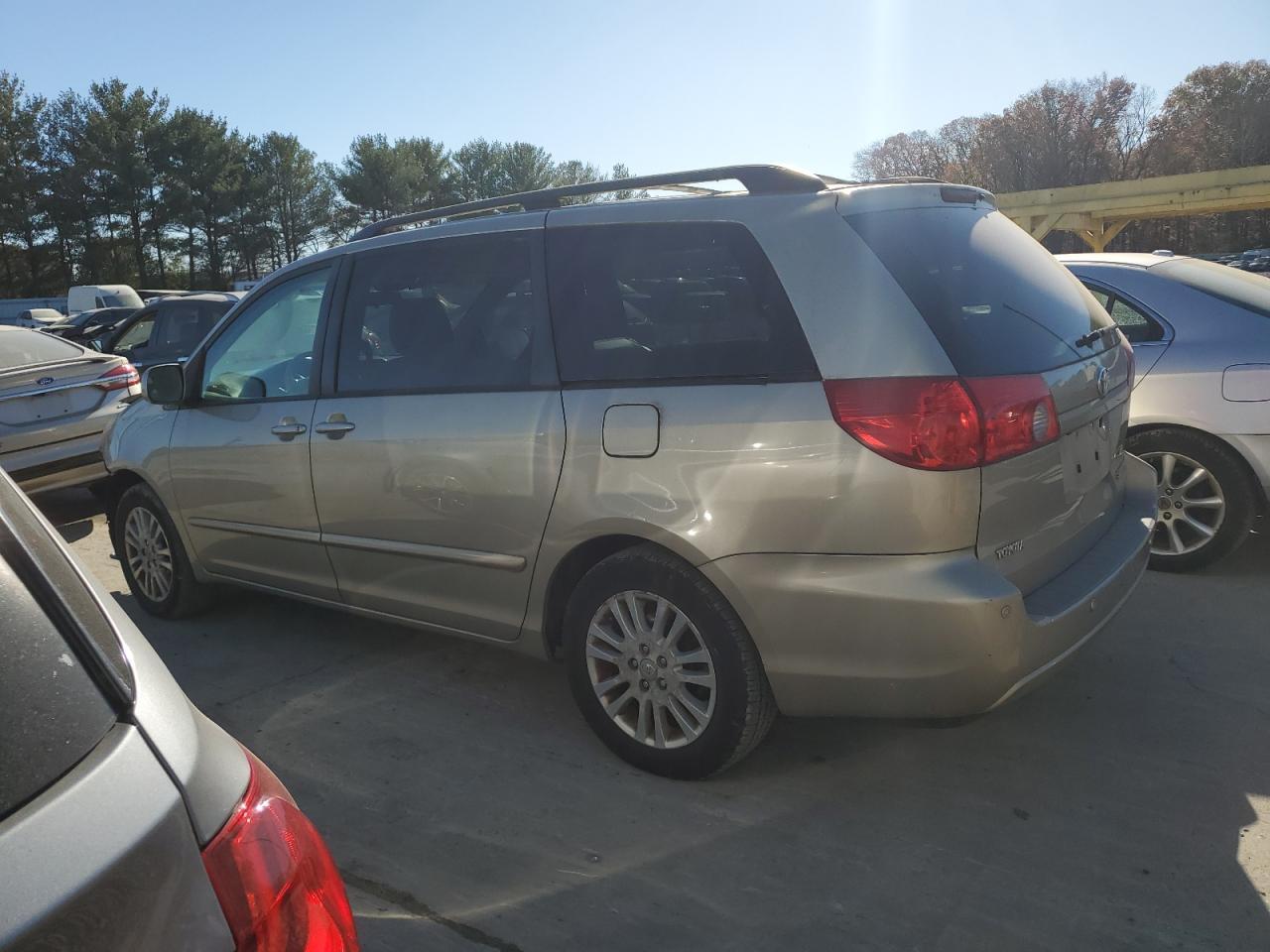 2010 Toyota Sienna Xle - Image 2