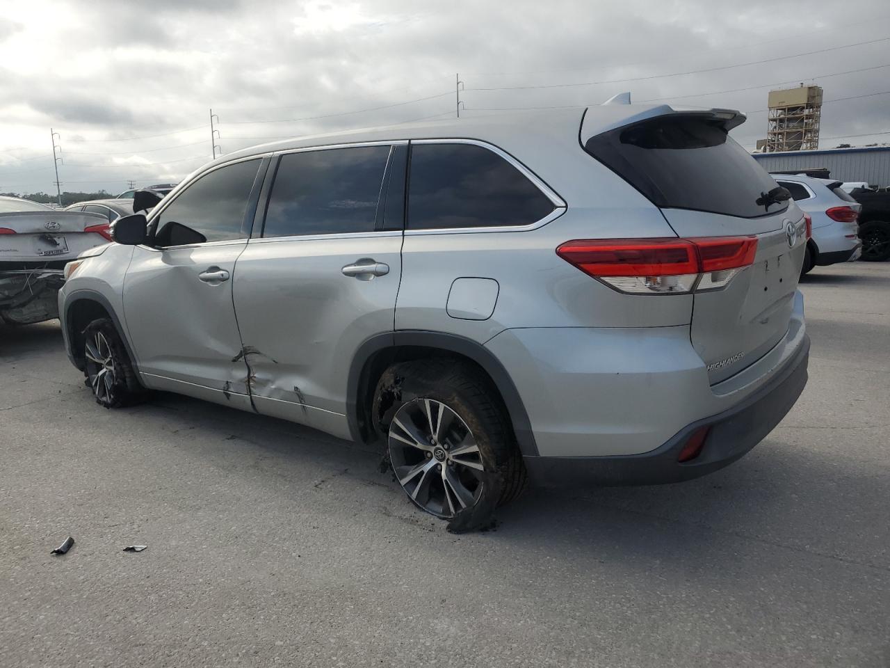 2017 Toyota Highlander Le - Image 2