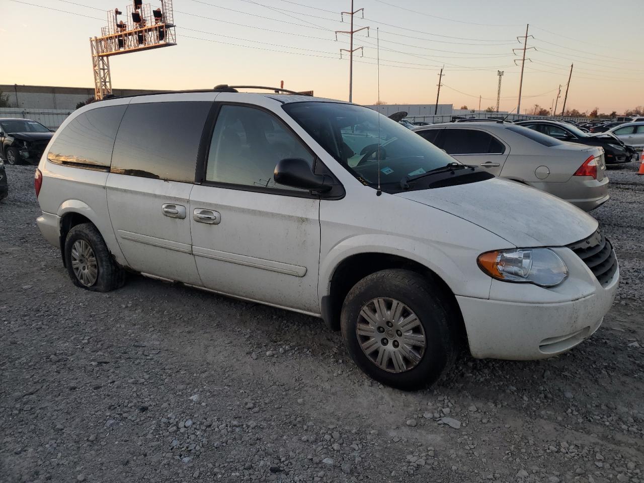 2005 Chrysler Town & Country Lx - Фото 4