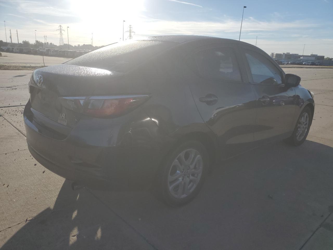 2017 Toyota Yaris Ia - Фото 3