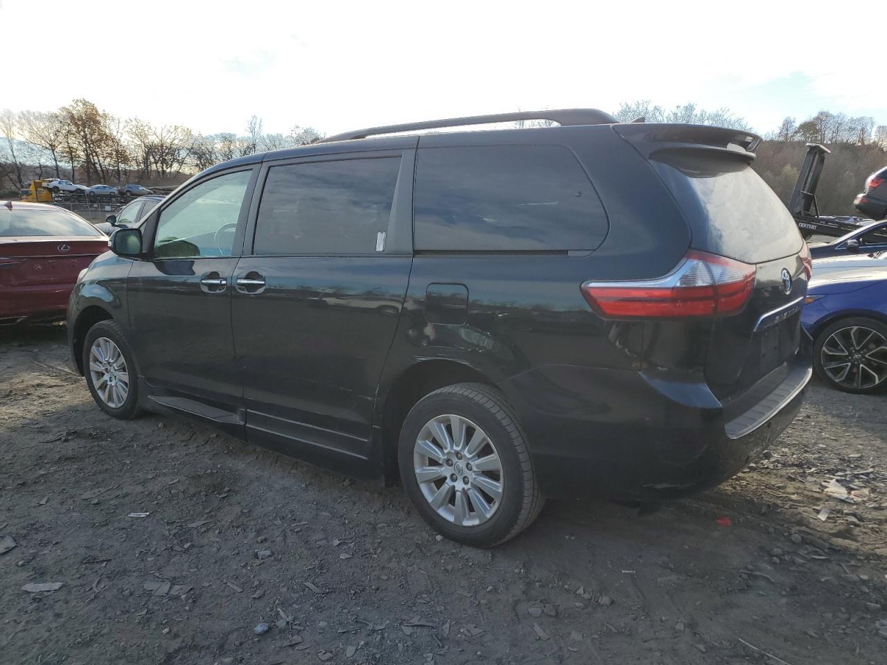 2010 Toyota Sienna Xle - Image 2