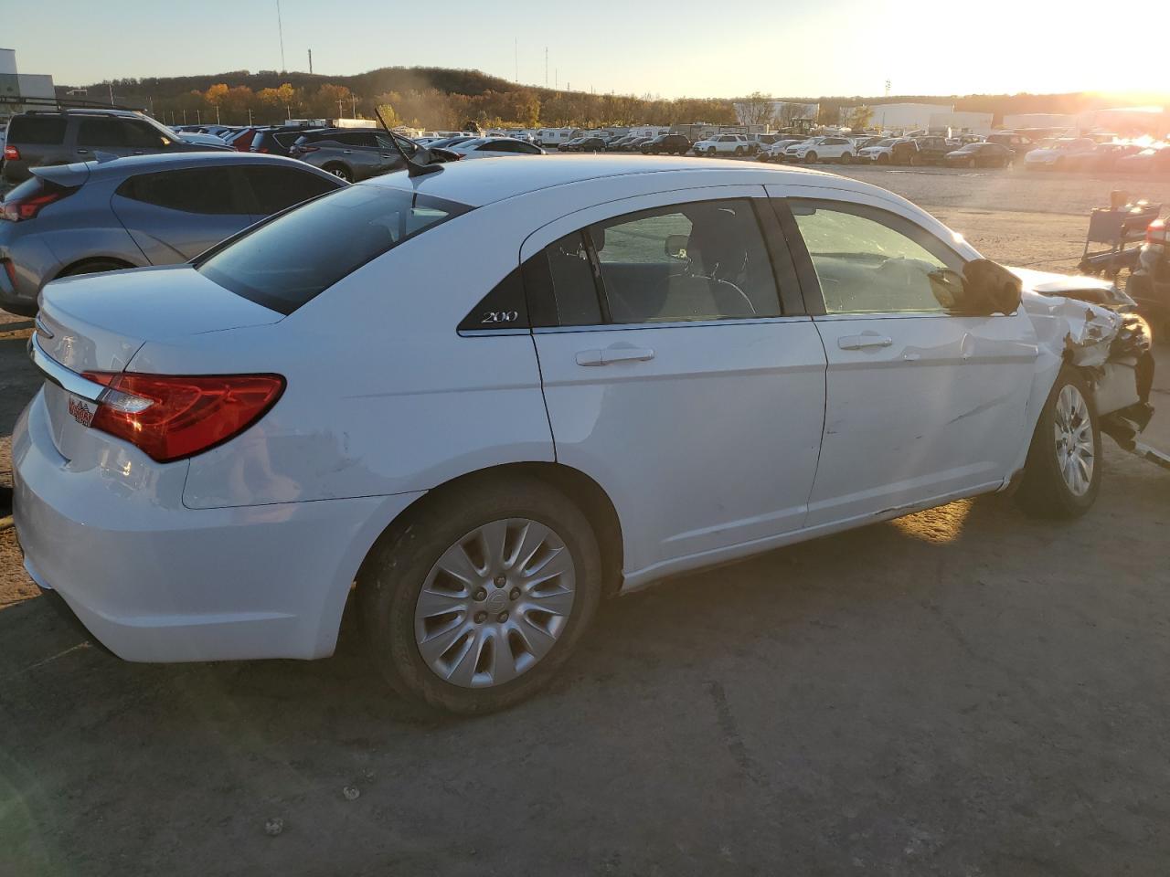 2014 Chrysler 200 Lx - Фото 3