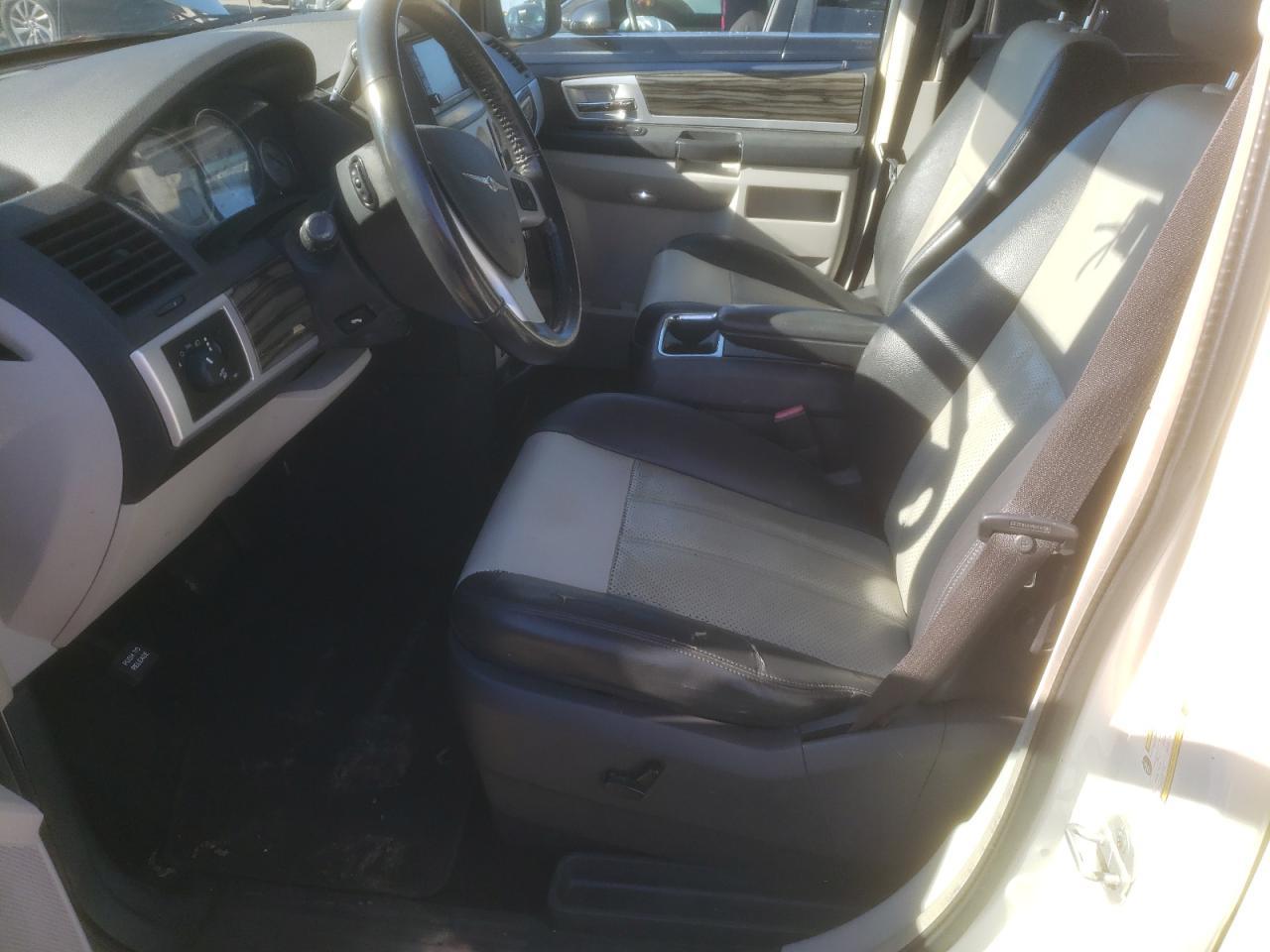 2010 Chrysler Town & Country Touring - Image 7