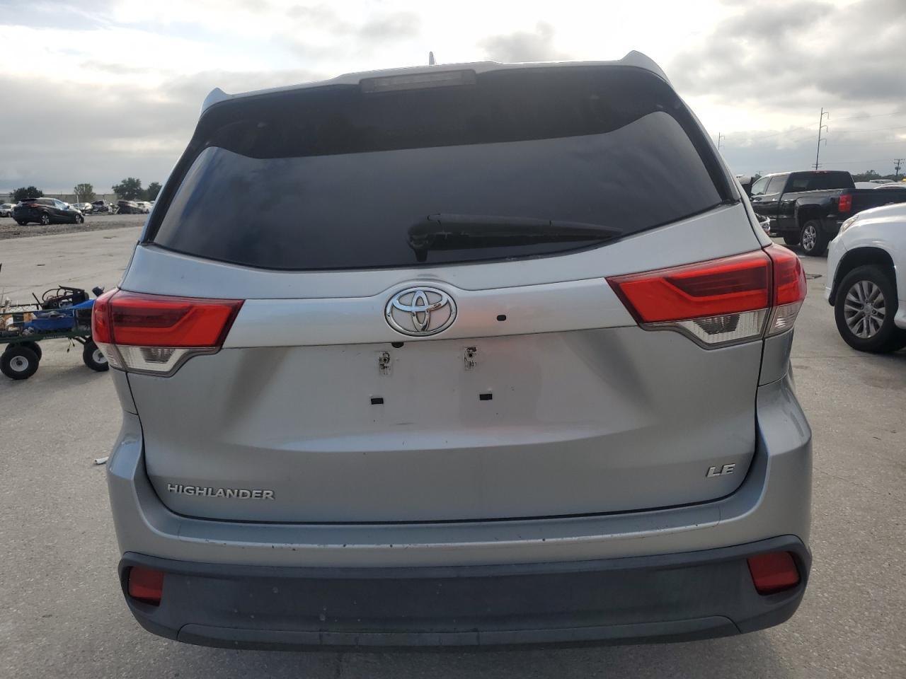 2017 Toyota Highlander Le - Image 6