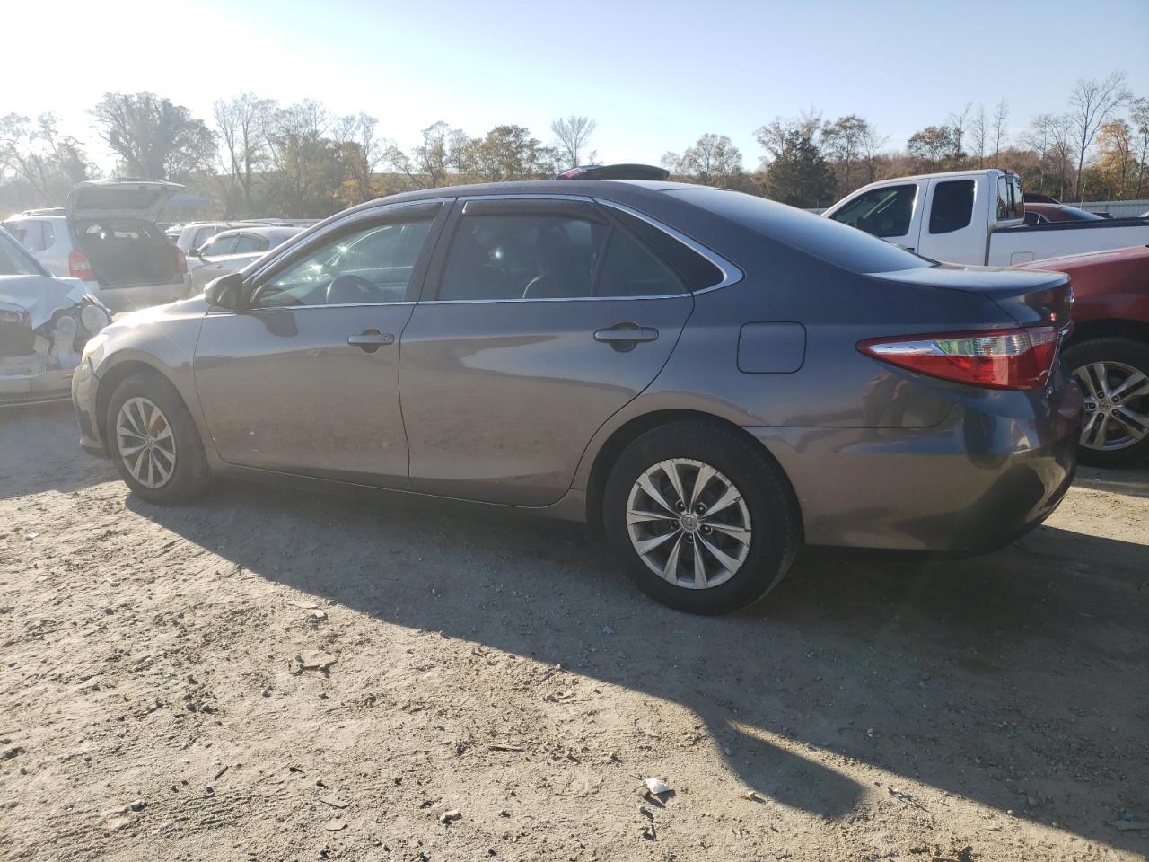 2015 Toyota Camry Le - Фото 2