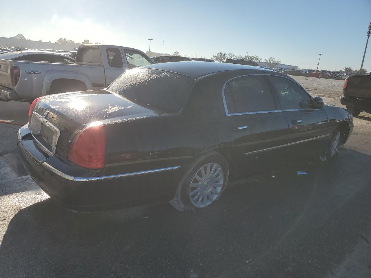 2004 Lincoln Town Car Executive - Фото 3